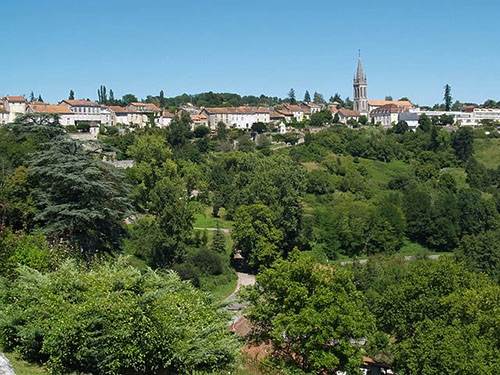 « Ville de Nontron » par Jbardini — Travail personnel. Sous licence CC BY-SA 3.0 via Wikimedia Commons
