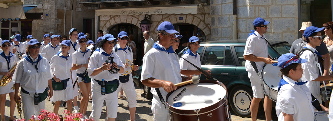 Banda dans les rues de Brantôme - Crédit photo: FranceSudOuest