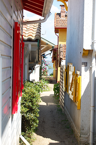 Village de L'Herbe: derrière les cabanes, la plage ! Crédit photo: Marianne Vergnes p/o FranceSudOuest