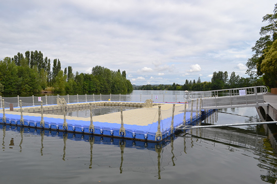 Une piscine flottante peut-être, mais une piscine quand même ! Crédit photo: Ville de Sainte-Livrade-sur-Lot