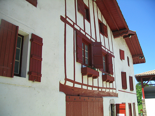 Façade de maison labourdine, à Biriatou - Crédit photo: FranceSudOuest