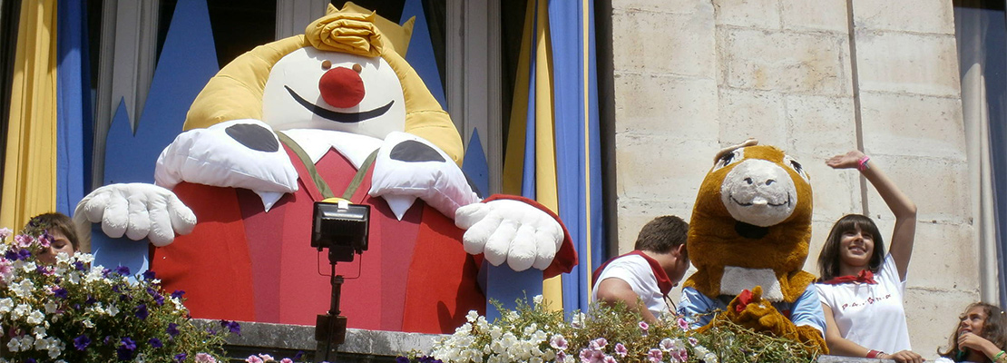 Roi Léon sur le balcon de l'hôtel de ville de Bayonne