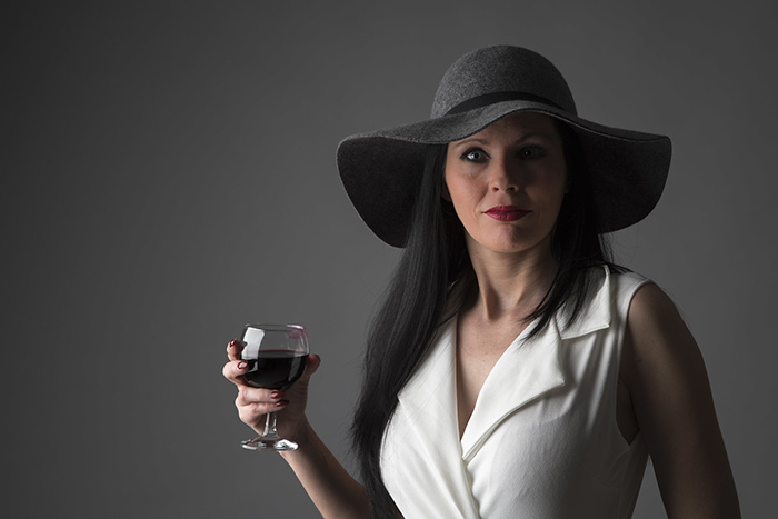 femme tenant un verre de vin