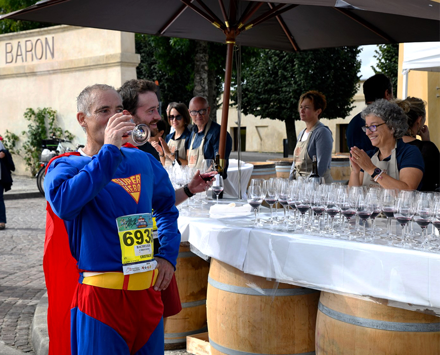 superman devant un stand de dégustation